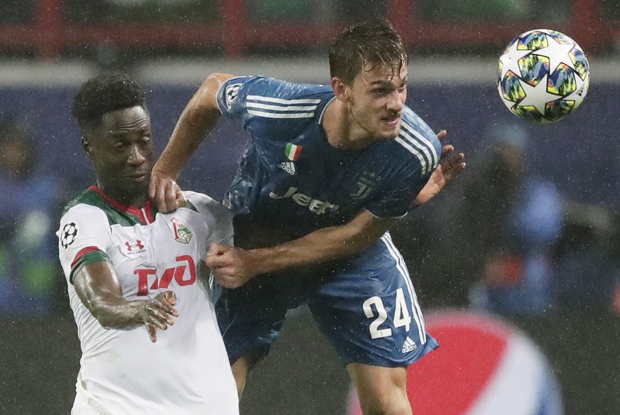Juventus&#039; Daniele Rugani, right, fights for the ball with Lokomotiv&#039;s Eder during the Champions League Group D soccer match between Lokomotiv Moscow and Juventus at the Lokomotiv Stadium in  ...