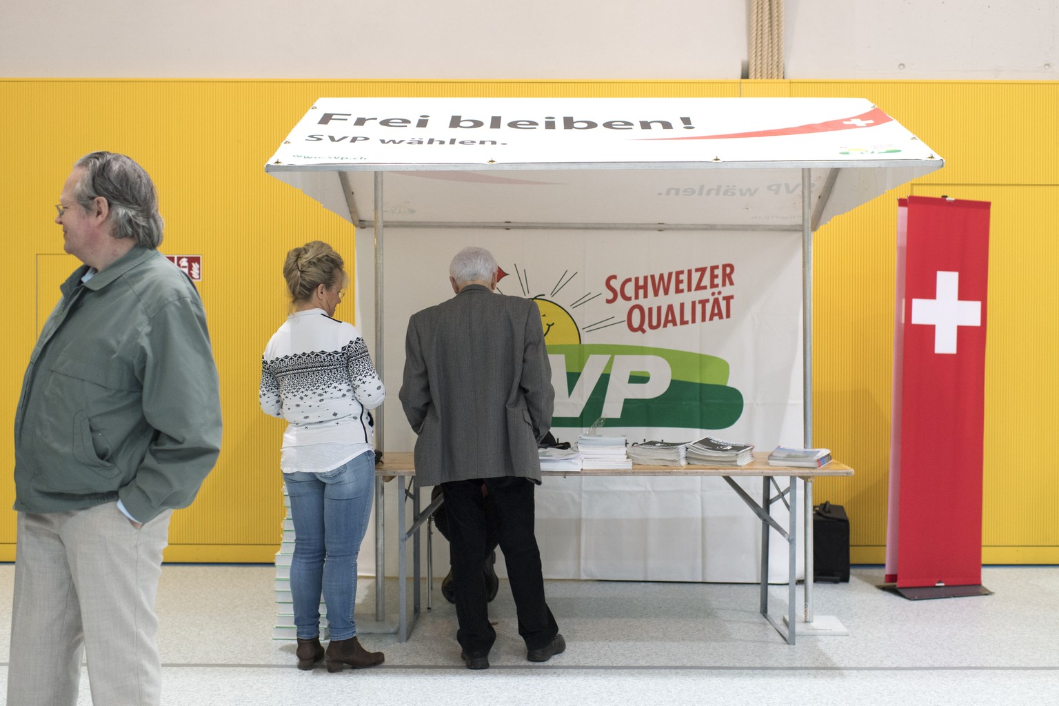 Delegierte an einem SVP-Stand, an der Delegiertenversammlung der SVP Schweiz, am Samstag, 25. Maerz 2017, in Appenzell. (KEYSTONE/Gian Ehrenzeller)