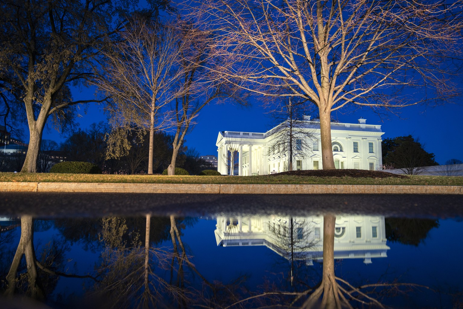 epa07457312 The White House at dusk after special counsel Robert Mueller released his report to the Justice Department in Washington, DC, USA, 22 March 2019. Late in the afternoon,Special Counsel Robe ...