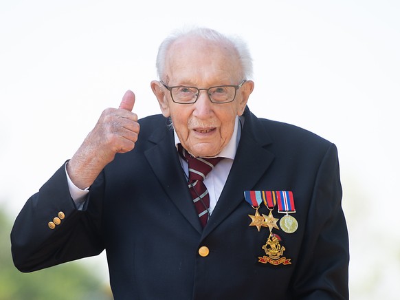 ARCHIV - Der damals 99-j�hrige Kriegsveteran Tom Moore zeigt seinen Daumen nach oben. Der inzwischen 100 Jahre alte Brite, der mit seinem Spendenlauf am Rollator einen Weltrekord aufgestellt hat, wird ...