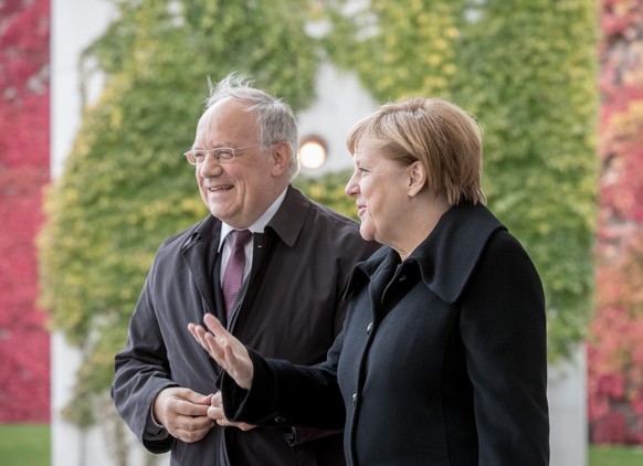 epa05613923 German Chancellor Angela Merkel (R) welcomes Swiss President Johann Niklaus Schneider-Ammann (L) at the Chancellery in Berlin, Germany, 02 November 2016. Schneider-Ammann and Merkel are me ...
