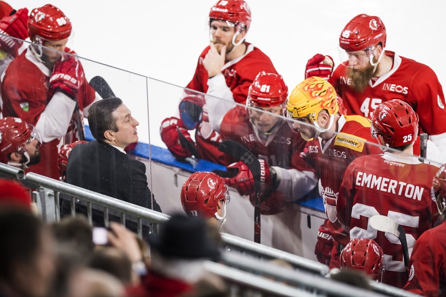 L&#039;entraineur lausannois Ville Peltone, gauche, parle avec ses joueurs, lors quatrieme match de la demi final de play off du championnat suisse de hockey sur glace de National League, entre le Lau ...