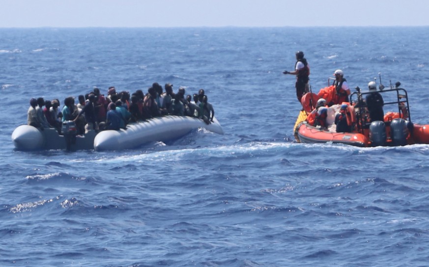 Ein Team des Rettungsschiffs &quot;Ocean Viking&quot; nähert sich einem seeuntüchtigen Schlauchboot mit über 80 Flüchtlingen, die später an Bord der &quot;Ocean Viking&quot; in Sicherheit gebracht wer ...