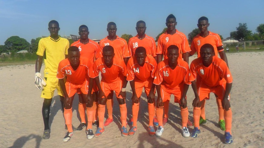 Bakary Daffeh (hintere Reihe, 2.v.r.) auf dem Mannschaftsfoto von Brikama United aus Gambia von 2013