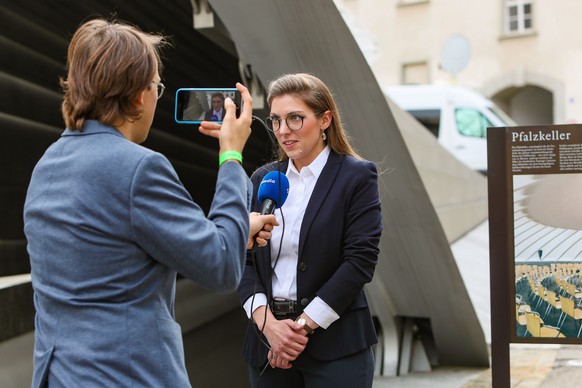 Die St. Galler Staenderatskandidatin Franziska Ryser, rechts, von den Gruenen gibt einem Journalisten vor dem Eingang zum Pfalzkeller in St. Gallen ein Interview, aufgenommen am Sonntag, 20. Oktober 2 ...