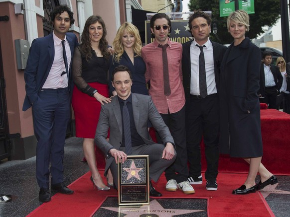 Actor Jim Parsons (crouching) poses with co-stars from the television series &quot;The Big Bang Theory&quot; (from L-R) Kunal Nayyar, Mayim Bialik, Melissa Rauch, Simon Helberg, Johnny Galecki and Kal ...