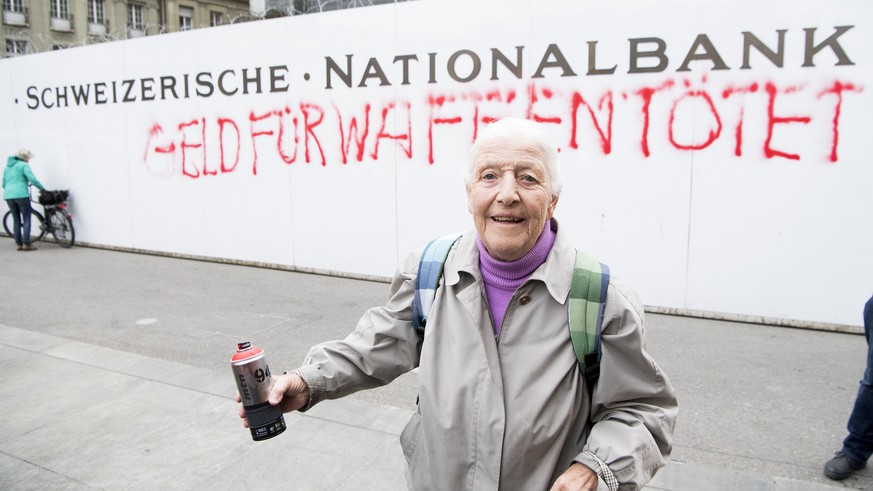 Die 86-jaehrige Louise Schneider, Friedensaktivistin, sieht den Fotograf an, nachdem sie die SNB am Bundesplatz mit den Worten &quot;Geld für Waffen toetet&quot; besprayt hat, am Dienstag, 11. April 2 ...
