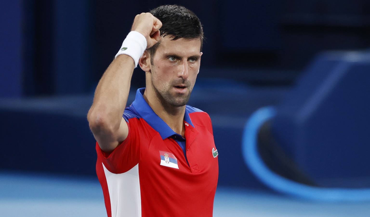 epa09367022 Novak Djokovic of Serbia celebrates winning his Men&#039;s Singles Second Round match against Jan-Lennard Struff of Germany at the Tennis events of the Tokyo 2020 Olympic Games at the Aria ...