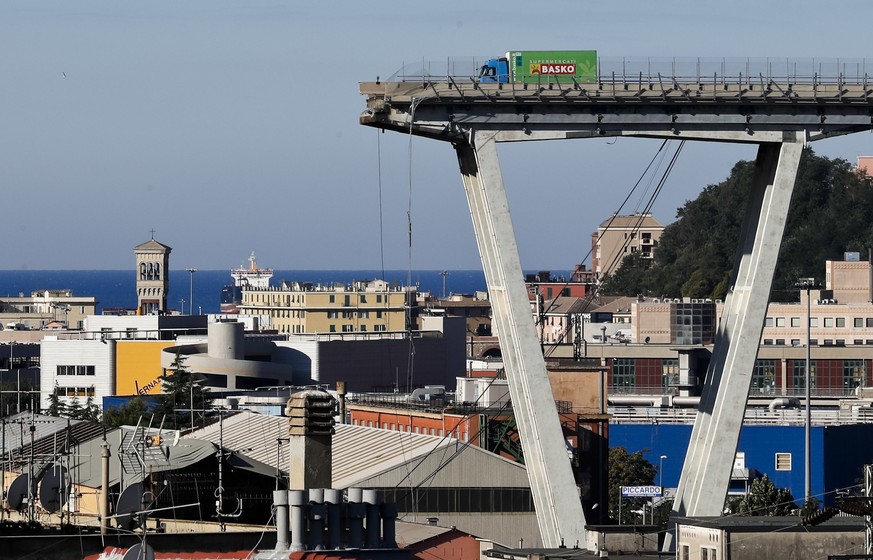 BILDPAKET -- ZUM JAHRESRUECKBLICK 2018 AUGUST, STELLEN WIR IHNEN HEUTE FOLGENDES BILDMATERIAL ZUR VERFUEGUNG -- A view of the Morandi highway bridge that collapsed in Genoa, northern Italy, Wednesday, ...