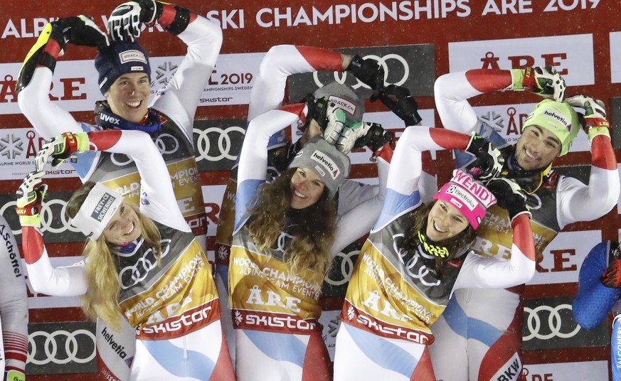 epa07364855 First placed Team Switzerland celebrates during the medal ceremony for the Team Event at the FIS Alpine Skiing World Championships in Are, Sweden, 12 February 2019. EPA/VALDRIN XHEMAJ