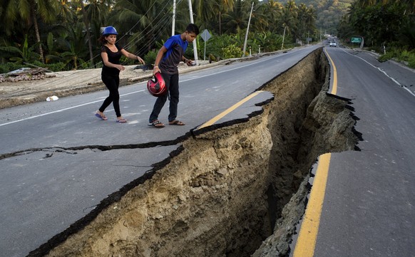 JAHRESRUECKBLICK 2016 - INTERNATIONAL - A man looks at a rift on a highway created by a 7.8-magnitude earthquake, in Chacras, Ecuador, Tuesday, April 19, 2016. The strongest earthquake to hit Ecuador  ...