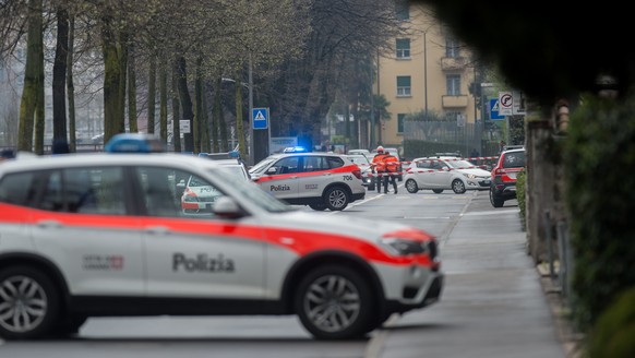 Die Tessiner Polizei riegelt das Gebiet rund um die Via delle Aie, an der eine Tasche unschaedlich gemacht wird, weitraumig ab und sperrt dazu die Via Giacomo Filippo Ciani fuer den Verkehr, am Donner ...