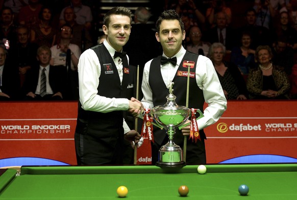 Ronnie O&#039;Sullivan, right, and Mark Selby shake hands, before they start the final of the World Snooker Championships at The Crucible, Sheffield., England, Sunday May 4, 2014. (AP Photo/PA, Martin ...