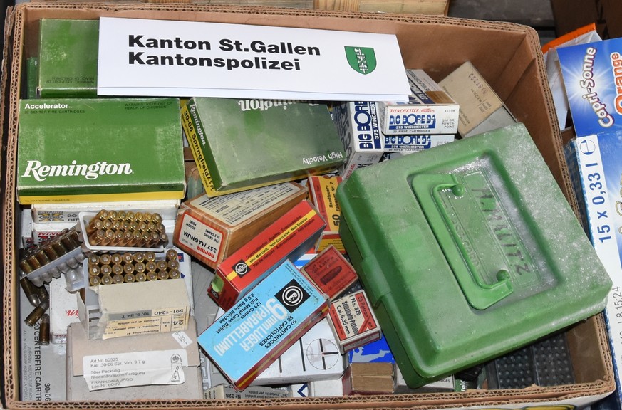 HANDOUT - Von der Kantonspolizei St. Gallen sichergestellte Munition, in Degersheim, am Mittwoch, 20. Dezember 2017. Neben der Munition wurde eine umfangreiche Waffensammlung und Bargeld im Wert von 1 ...