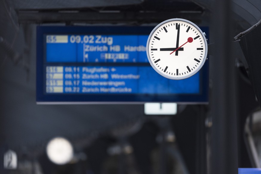 ARCHIV ? ZUR MEDIENKONFERENZ DER SBB BETREFFEND PUENKTLICHKEIT STELLEN WIR IHNEN FOLGENDES BILDMATERIAL ZUR VERFUEGUNG - A Swiss railway station clock at Stadelhofen train station in Zurich, Switzerla ...
