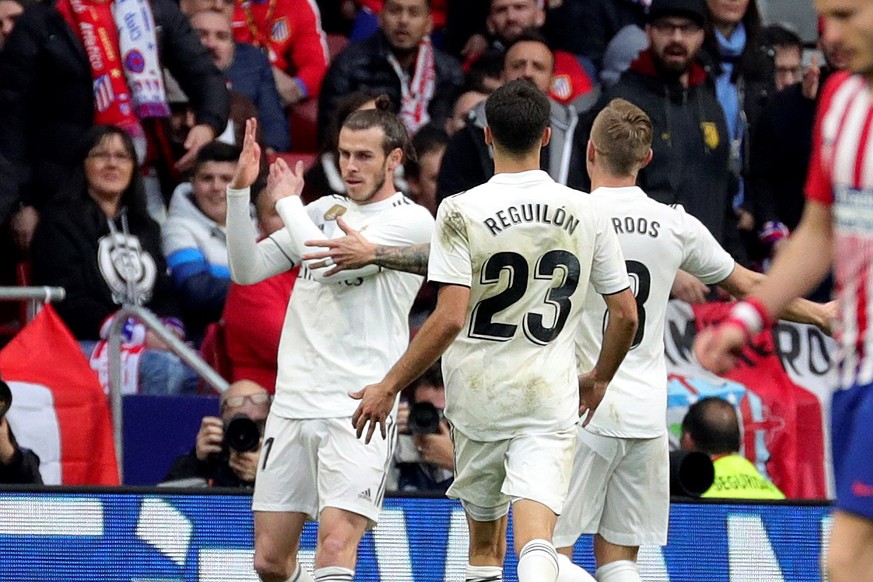 epa07356321 Real Madrid&#039;s Gareth Bale (L) celebrates with teammates after scoring the 1-3 lead during a Spanish LaLiga soccer match between Atletico Madrid and Real Madrid at the Wanda Metropolit ...