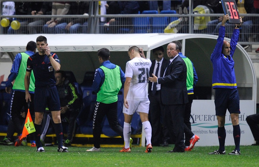 Diese Auswechslung kommt wohl zu spät. Rafa Benitez nimmt Denis Cherysev vom Feld.