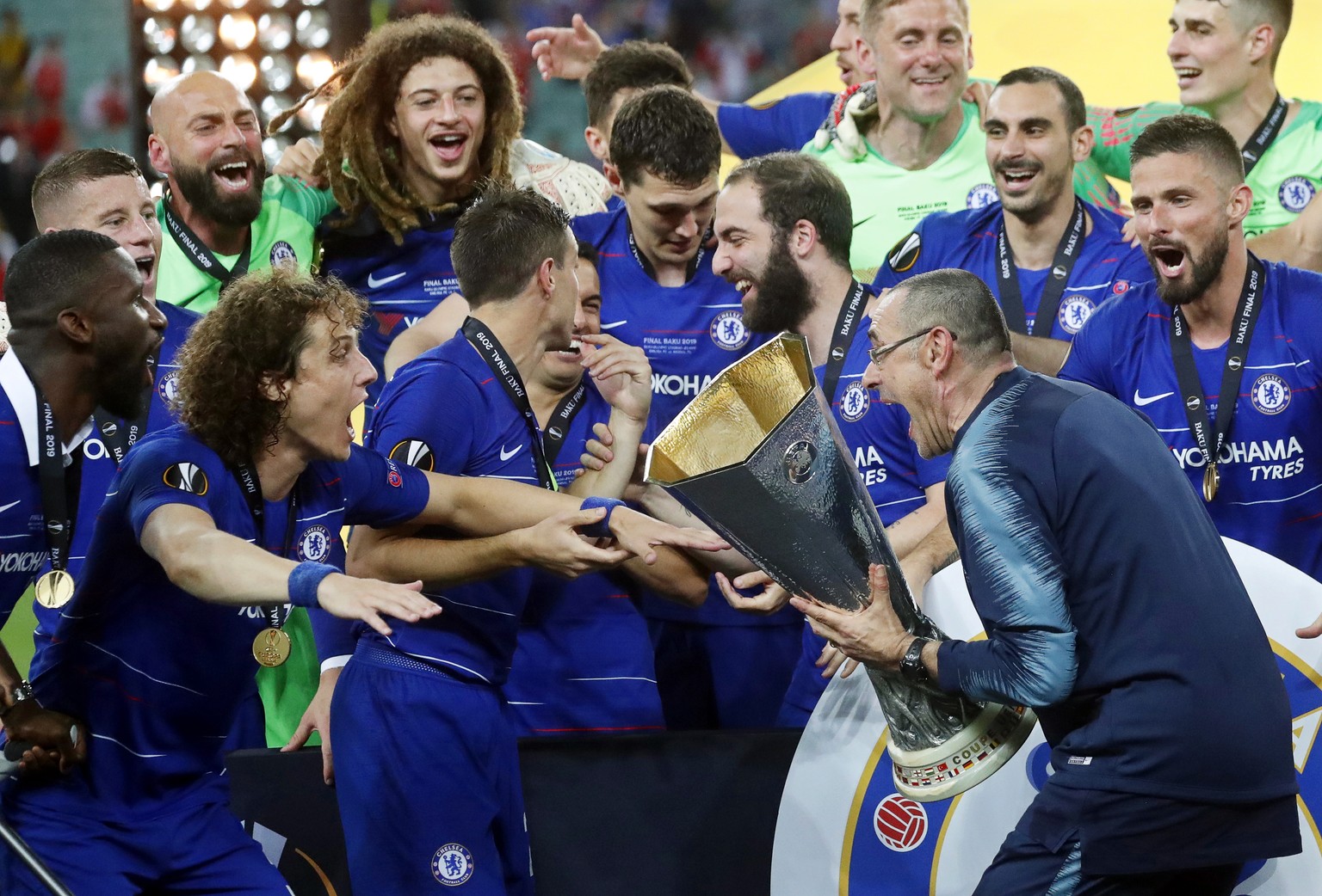 epa07611407 Chelsea&#039;s manager Maurizio Sarri (R) and David Luiz (L) celebrate with the trophy after winning the UEFA Europa League final between Chelsea FC and Arsenal FC at the Olympic Stadium i ...