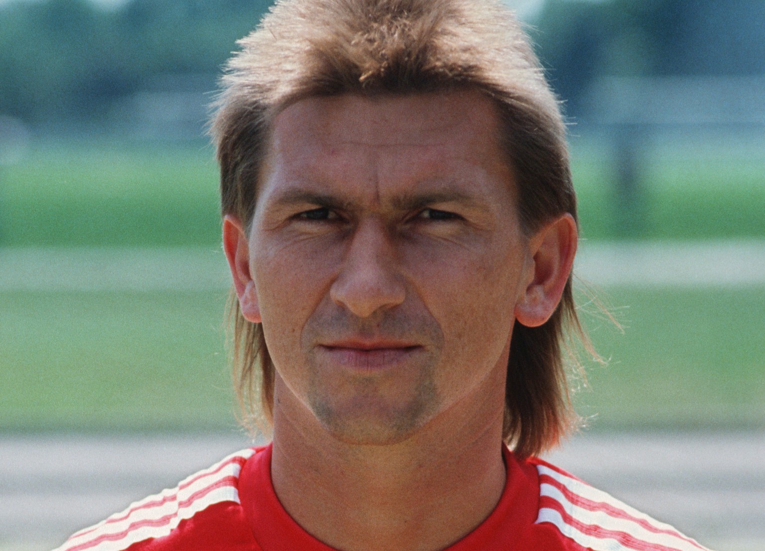 MUNICH, GERMANY - JULY 01: Klaus Augenthaler of Munich poses during the photo call and team presentation of FC Bayern Munich on July 01, 1988 in Munich, Germany. (Photo by Bongarts/Getty Images)
