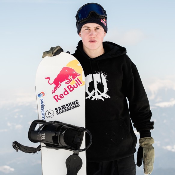 Der erst 20-jährige David Hablützel und seine grosse Liebe: Das Snowboard.
