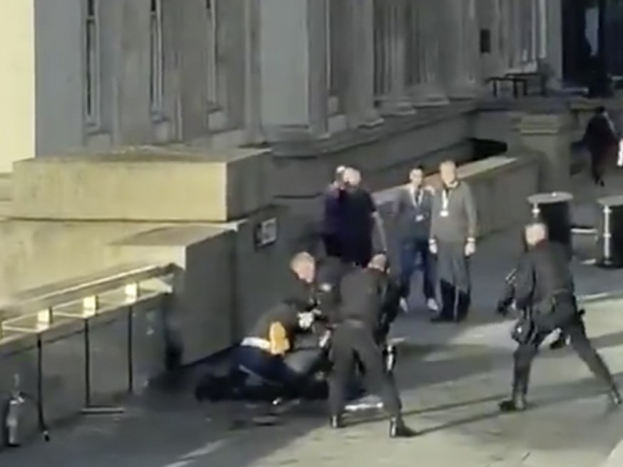 Der mutmassliche Messerangreifer von London wird von Passanten bei der London Bridge überwältigt. Danach erschiessen ihn Polizisten.