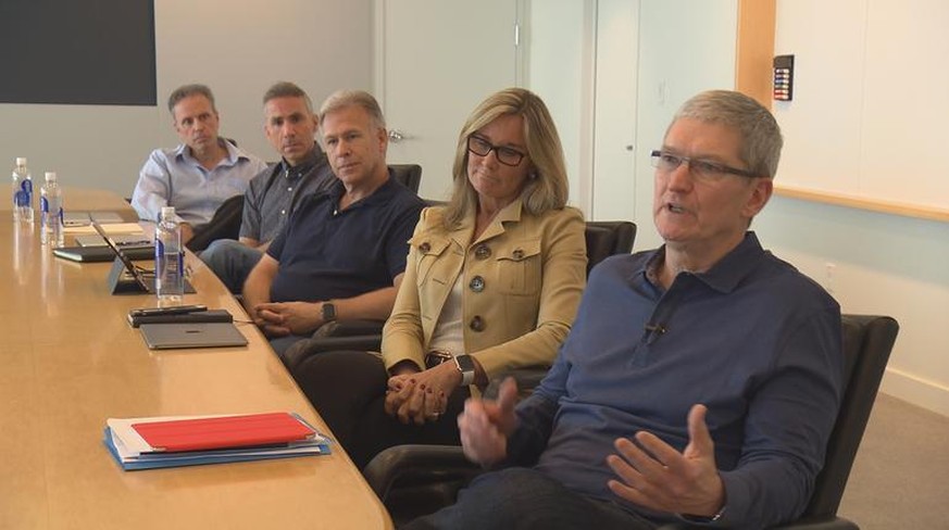 Hochbezahlt und légère gekleidet: Top-Manager von Apple im Sitzungsraum.