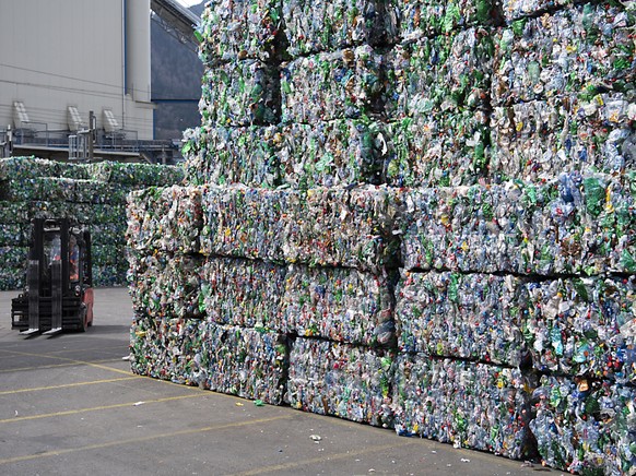 Die Qualität des Pet-Recyclings ist durch Fehlwürfe bei der Sammlung gefährdet. Der Bund will nun die Bevölkerung für das Problem sensibilisieren. (Themenbild)