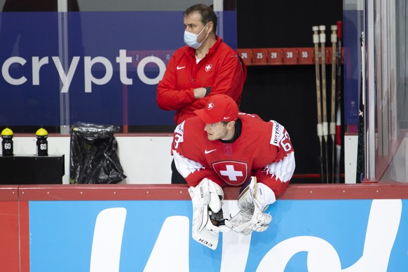 epa09227508 Switzerland&#039;s goaltender Leonardo Genoni looks his teammates from the bench after his substitution during the IIHF 2021 ICe Hockey World ChampionshipGroup A match between Switzerland  ...