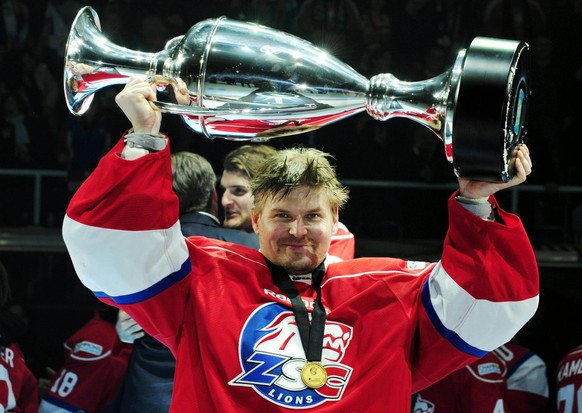 Ari Sulander of Swiss team ZSC Lions lifts the trophy after winning the Ice Hockey Champions League final match against Metallurg Magnitogorsk in Rapperswil, Switzerland, pictured on January 28, 2009. ...