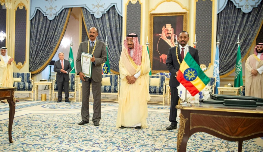 epa07025596 A handout photo made available by the official Saudi Press Agency (SPA) showing Saudi King Salman bin Abdulaziz Al Saud (C) posing for a photo with Eritrean President Isaias Afwerki (L) an ...
