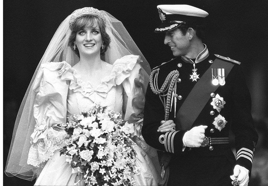 Leider wird nicht Lady Dianas Hochzeitskleid versteigert. Aber anschauen dürft ihr es.