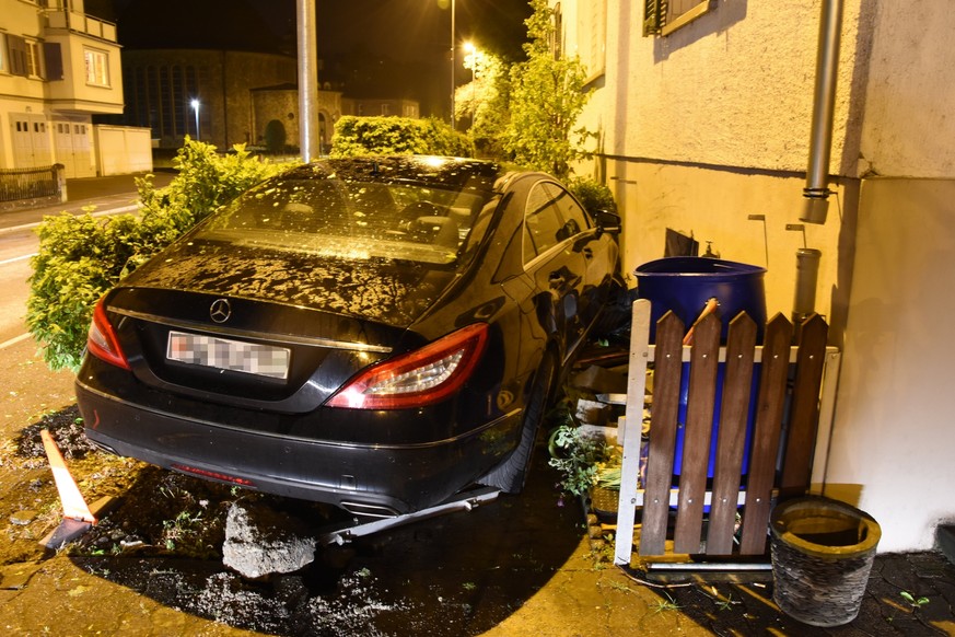 Traf nicht so ganz den Parkplatz: Ein alkoholisierter Autofahrer fuhr in der Nacht auf Samstag mit seinem Auto in einen Hausgarten.&nbsp;