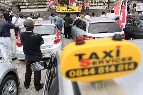 Des chauffeurs de Taxi lausannois manifestent contre la reconnaissance de Uber comme centrale d&#039;appels ce mardi 8 mai 2018 a Lausanne. Les chauffeurs de taxi de la region lausannoise, soutenu par ...