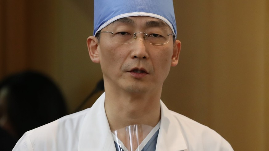 epa06330363 Lee Cook-jong, a surgeon at Ajou University Hospital, attends a press conference at the hospital in Suwon, south of Seoul, South Korea, 15 November 2017, after performing the second surger ...