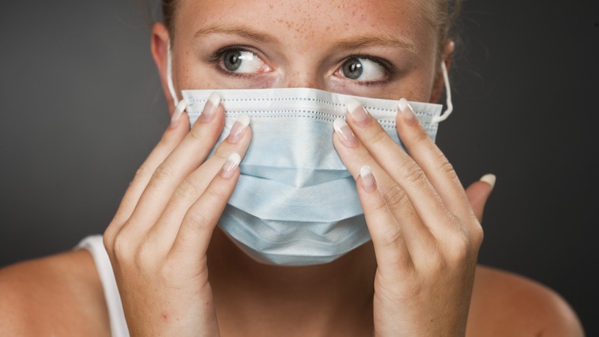 A woman with a pandemic protective mask poses on August 18, 2009 in Zurich, Switzerland. (KEYSTONE/Gaetan Bally)

Eine Frau mit Pandemie-Schutzmaske posiert am 18. August 2009 in Zuerich. (KEYSTONE/Ga ...