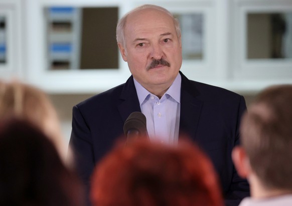 epa08869958 Belarusian President Alexander Lukashenko (C) talks to medical workers during his visit to a district hospital in Stolbtsy, Belarus, 08 December 2020. President Lukashenko visited a distri ...
