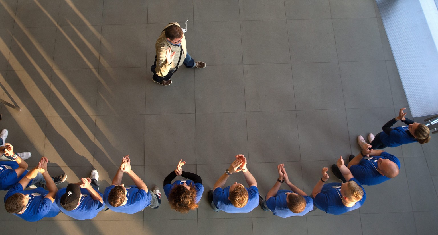 epaselect epa04406918 Employees applaud the first iPhone 6 purchase at the Apple store in Hamburg, Germany, 19 September 2014. A large crowd gathered in front of the Apple store ahead of the offical l ...