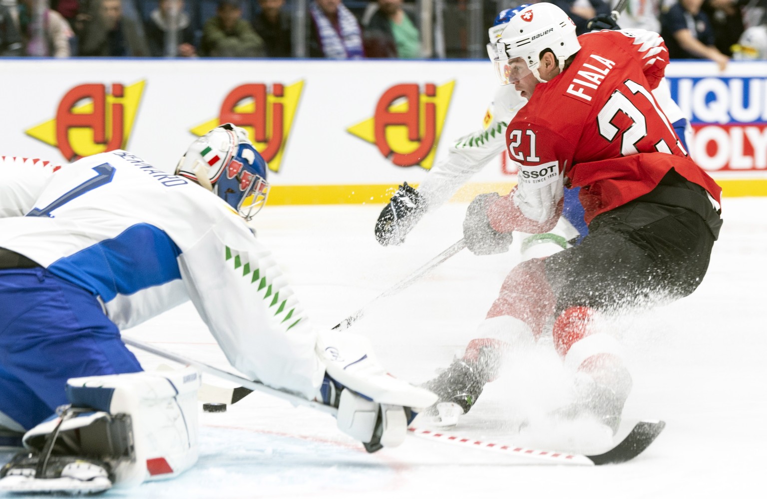 epa07562034 Switzerland&#039;s Kevin Fiala (R) scores the 1-0 against Italy&#039;s goalkeeper Andreas Bernard during the IIHF 2019 World Ice Hockey Championships group B match between Switzerland and  ...