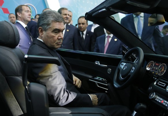 Turkmenistan&#039;s President Gurbanguly Berdymukhamedov inspects the Russian made limousine Aurus Senat as Russian Prime Minister Dmitry Medvedev, left, stands by as during a visit the Caspian innova ...