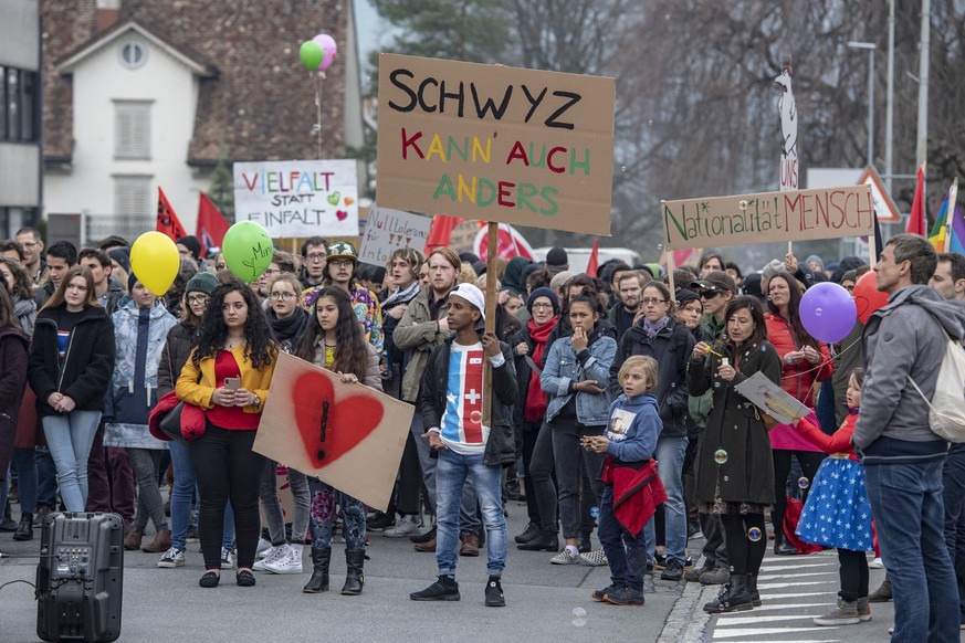 Mehrere hundert Personen demonstrieren am Samstag, 13. April 2019 in Schwyz unter dem Motto &quot;Schwyz ist bunt - zusammen gegen Rassismus&quot; als Reaktion auf eine Gruppe welche an der Schwyzer F ...