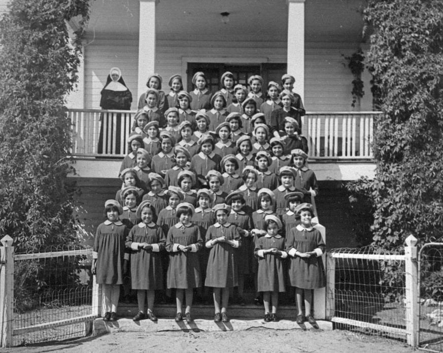 Mädchen der St.Anthony's Indian Residential School, Onion Lake an der Grenze der Provinzen Alberta und Saskatchewanca, ca. 1950.