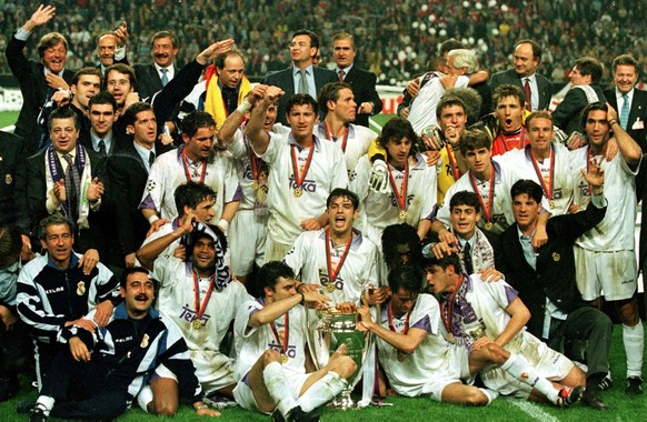 CHA08-19980520-AMSTERDAM, NETHERLANDS: Real Madrid players and officials celebrate with the Champions League trophy after beating Juventus Turin 1-0 in their Champions League final in Amsterdam May 20 ...