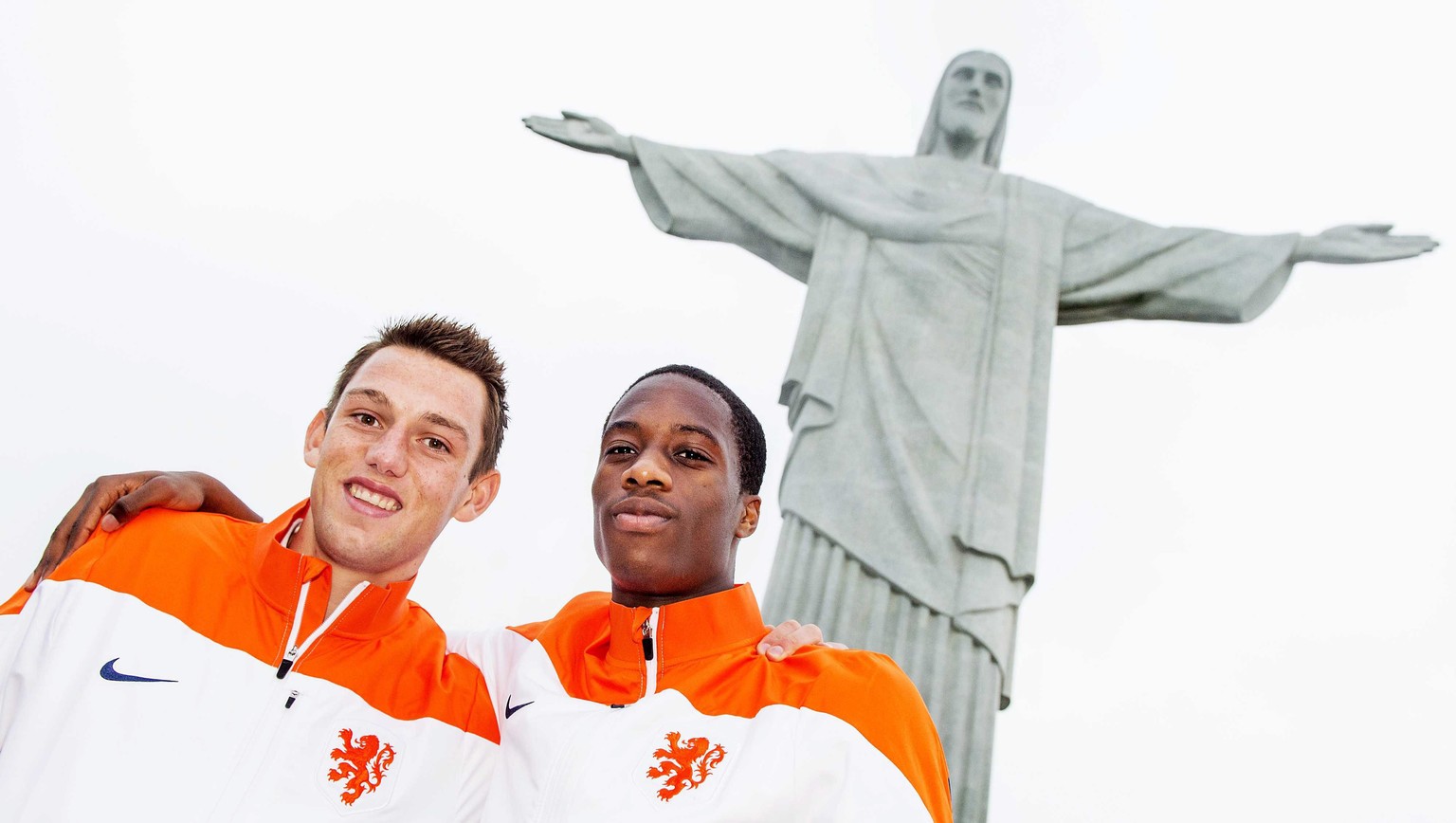 Terence Kongolo (rechts) und Nationalmannschaftskollege Stefan de Vrij posieren vor der Christus-Statue in Rio de Janeiro.
