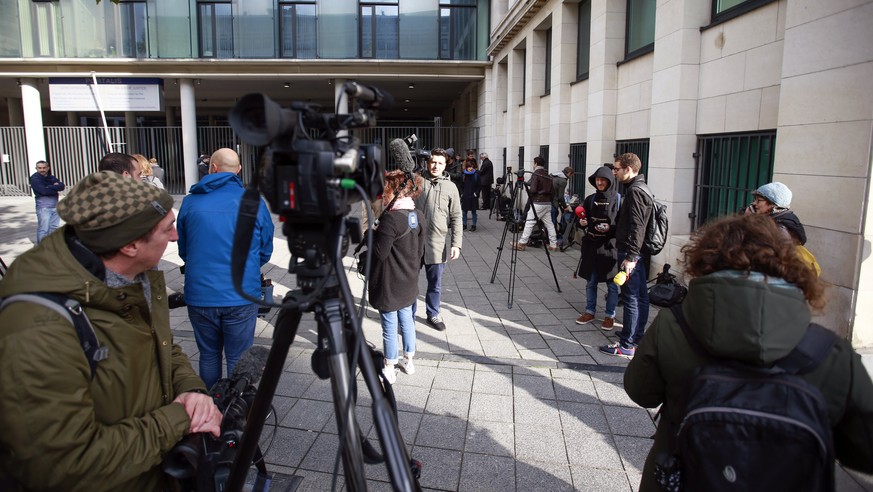 epa06309518 Media wait in front of Belgian Federal Prosecutor office at the Brussels Justice Palace in Brussels, Belgium, 05 November 2017. Belgian prosecutors will hold a press conference on the inte ...