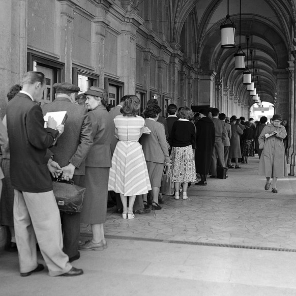 Opera fans queue for standing tickets outside the State Opera in Vienna, Austria, pictured in May of 1958. (KEYSTONE/PHOTOPRESS-ARCHIV/Str)

Anstehen fuer Stehplaetze vor der Staatsoper in Wien, Oeste ...