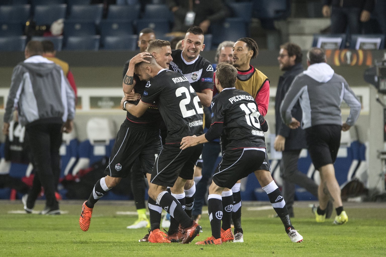 epa06276722 The players from Lugano react after the 1:0 goal at the Europa League game between Switzerland&#039;s FC Lugano and Czech`s FC Viktoria Plzen in an Europa League Groupe G match on Thursday ...
