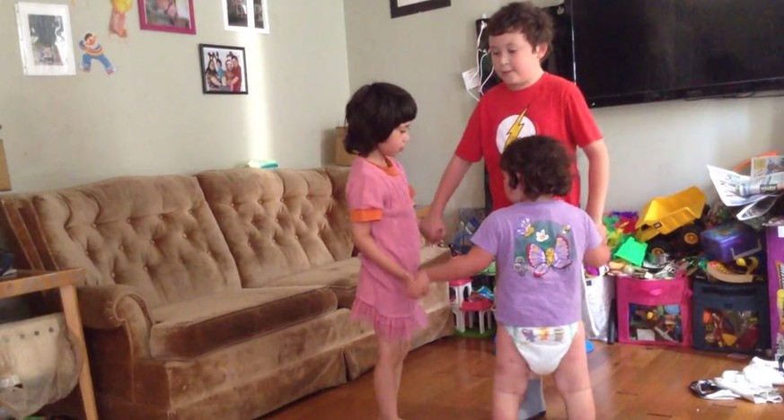 Daniel (9 Jahre), Harry (5 Jahre) und Milly (2 Jahre) wollten zum Hochzeitstag ihrer Eltern einen Tanz einstudieren.