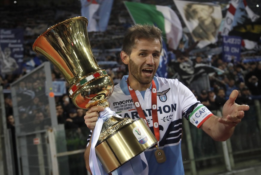 Lazio&#039;s Senad Lulic poses with the Italian Cup trophy at the end of the final match between Lazio and Atalanta, at the Rome Olympic stadium, Wednesday, May 15, 2019. (AP Photo/Alessandra Tarantin ...