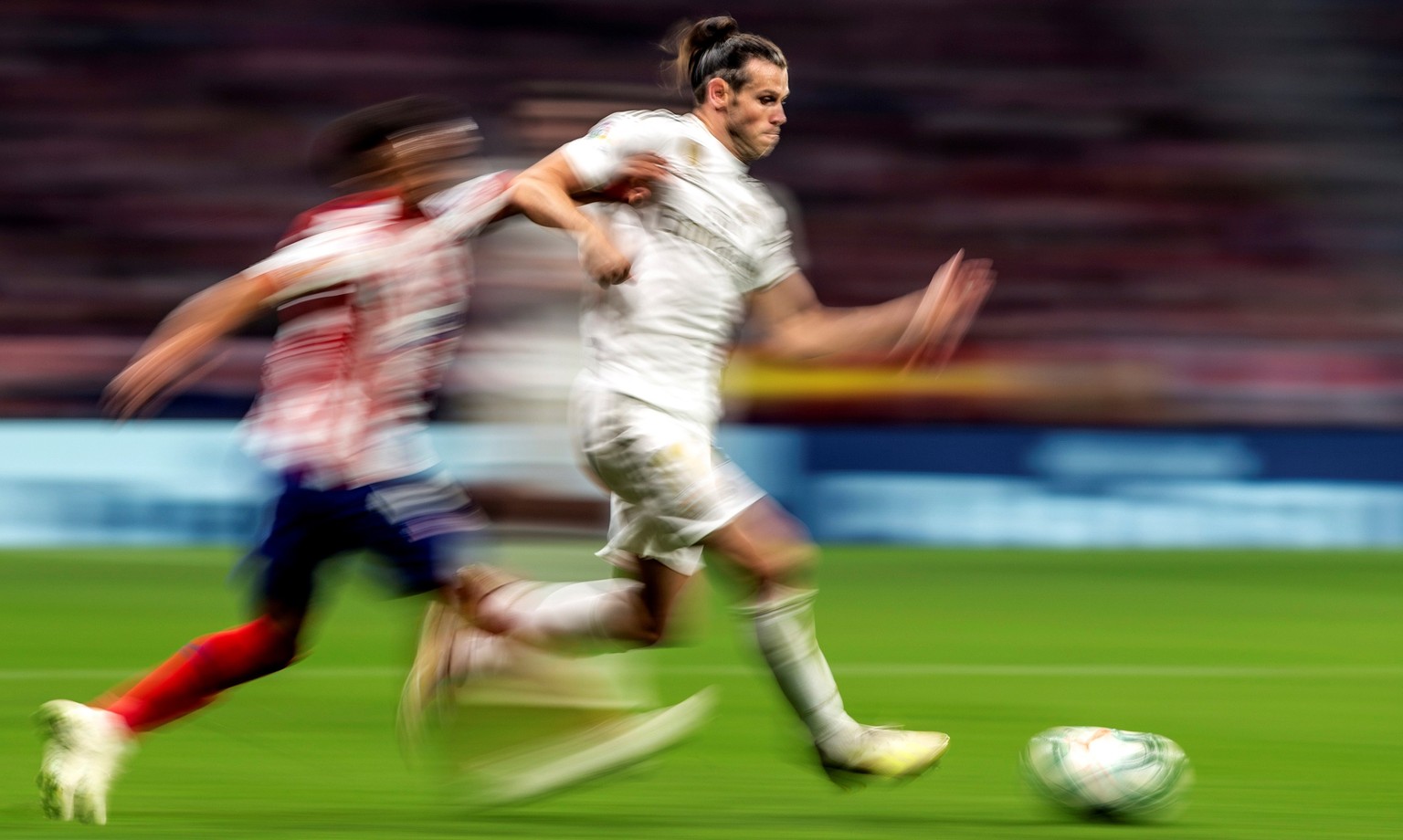 epaselect epa07878085 Real Madrid&#039;s Welsh winger Gareth Bale (R) in action during the LaLiga match between Atletico Madrid and Real Madrid at the Wanda Metropolitano stadium, in Madrid, Spain, 28 ...