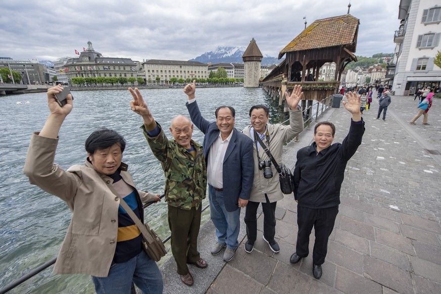 Touristen der 4&#039;000 Personen grossen chinesischen Reisegruppe der Kosmetikfirma &quot;Jeunesse Global&quot; ziehen durch die Stadt Luzern und besuchen die Kapellbruecke, am Montag, 13. Mai 2019.  ...
